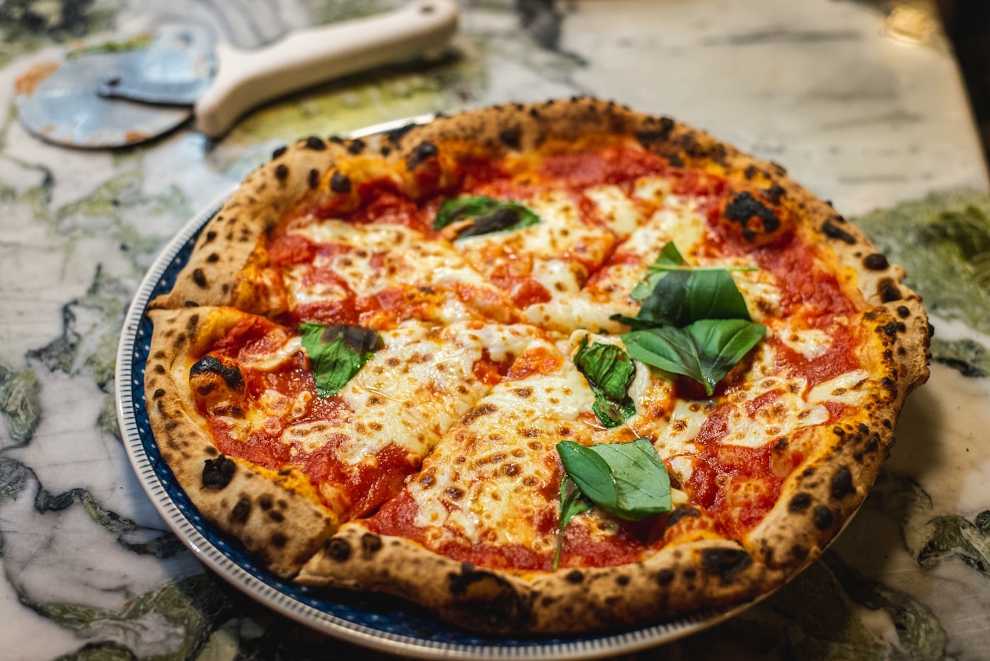 Pizza margherita da Pizzaria Dello no forno a lenha